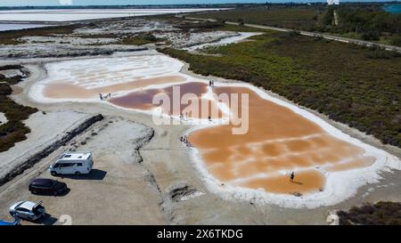 Pools mit rotem Wasser reich an Salz, touristische Attraktion der Giraud Salinen im regionalen Naturpark Camargue in der Provence. Leuchtende Farben erfasst Stockfoto