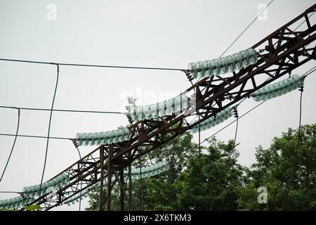 Hochvoltglasisolatoren an der elektrischen Übertragungsleitung Stockfoto