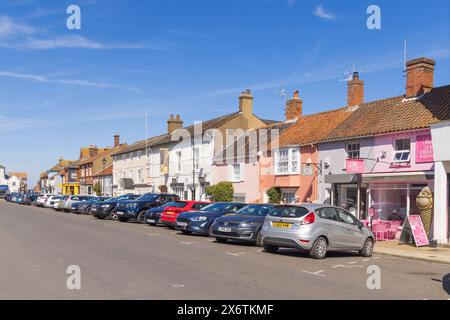 Mai 2024. Blick auf Geschäfte und Gebäude in der Aldeburgh High Street. Suffolk. UK Stockfoto