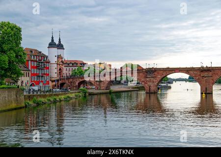 Heidelberger Stadttor und Alte Brücke am Neckar, Altstadt von Heidelberg, Baden-Württemberg, Deutschland Stockfoto