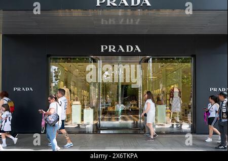 Shopper laufen vorbei am italienischen Luxusmodegeschäft Prada in Spanien Stockfoto