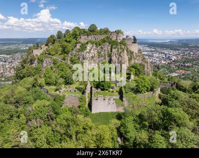 Aus der Vogelperspektive auf den Hohentwieler Vulkankegel mit Deutschlands größter Festungsruine, dahinter die Stadt Singen am Hohentwiel, rechts auf der Stockfoto