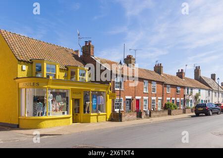 Mai 2024. Blick auf Geschäfte und Gebäude in der Aldeburgh High Street. Suffolk. UK Stockfoto