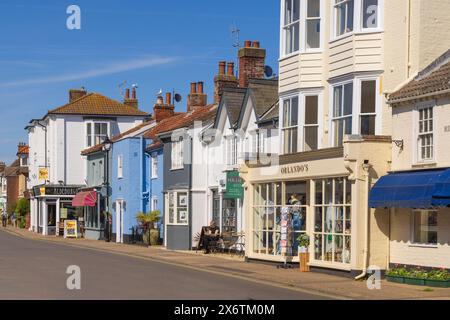 Mai 2024. Blick auf Geschäfte und Gebäude in der Aldeburgh High Street. Suffolk. UK Stockfoto