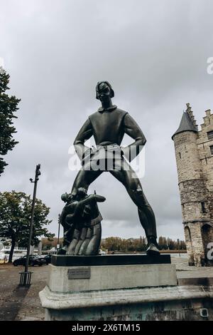 Antwerpen, Belgien - 22. Oktober 2023: Lange Wapper-Statue vor Het Steen in Antwerpen. Stockfoto