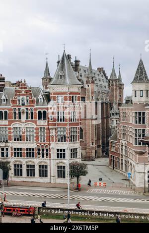 Antwerpen, Belgien - 22. Oktober 2023: Historisches Zentrum Antwerpens am Flussufer. Stockfoto
