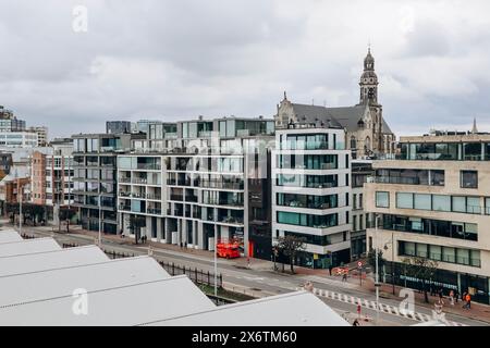 Antwerpen, Belgien - 22. Oktober 2023: Historisches Zentrum Antwerpens am Flussufer. Stockfoto