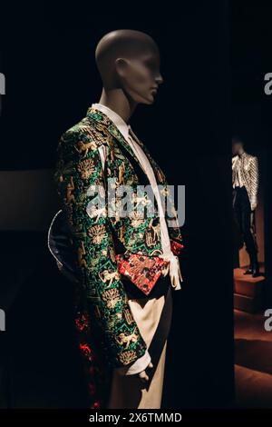 Antwerpen, Belgien - 22. Oktober 2023: Ein Vintage-Walter Van Beirendonck-Look (Frühjahr Sommer 2015 Kollektion) im MoMu, einem Modemuseum Antwerpens i. Stockfoto