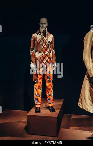 Antwerpen, Belgien - 22. Oktober 2023: Ein Vintage-Walter Van Beirendonck-Look (Herbst-Winter 2001-2002 Kollektion) im MoMu, einem Modemuseum von Antw Stockfoto