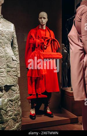 Antwerpen, Belgien - 22. Oktober 2023: Ein Vintage-Walter Van Beirendonck-Look (Herbst-Winter 2016-17 Kollektion) im MoMu, einem Modemuseum von Antwer Stockfoto