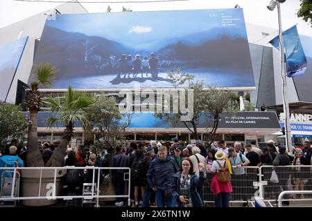 Cannes, Frankreich, 14. Mai 2024: Gäste vor dem Poster bei der Eröffnung der 77. Internationalen Filmfestspiele von Cannes. Das 77. Cannes Stockfoto