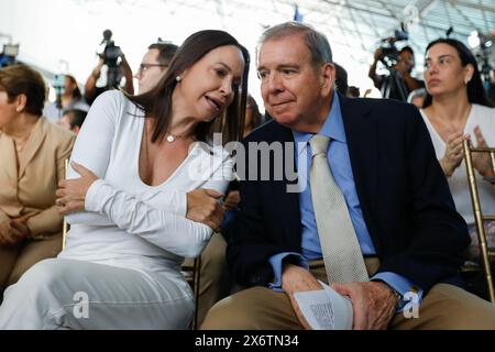 Caracas, Venezuela. Mai 2024. Maria Corina Machado (l), venezolanische Oppositionsführerin, spricht im Rahmen einer Veranstaltung der Encuentro Ciudadano-Partei mit Edmundo Gonzalez Urrutia, Oppositionskandidatin bei den bevorstehenden Präsidentschaftswahlen. Die Präsidentschaftswahlen in Südamerika werden am 28. Juli stattfinden. Hinweis: Pedro Rances Mattey/dpa/Alamy Live News Stockfoto