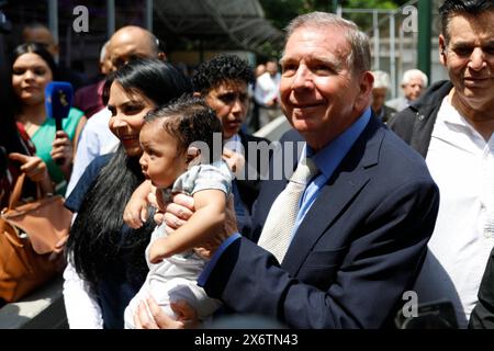 Caracas, Venezuela. Mai 2024. Edmundo Gonzalez Urrutia (M), Oppositionskandidat bei den bevorstehenden Präsidentschaftswahlen, lächelt mit einem Kind in seinen Armen nach einer Veranstaltung der Encuentro Ciudadano Partei. Die Präsidentschaftswahlen in Südamerika werden am 28. Juli stattfinden. Hinweis: Pedro Rances Mattey/dpa/Alamy Live News Stockfoto