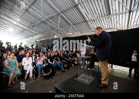 Caracas, Venezuela. Mai 2024. Edmundo Gonzalez Urrutia (r), Oppositionskandidat bei den bevorstehenden Präsidentschaftswahlen, spricht auf einer Veranstaltung der Encuentro Ciudadano-Partei. Die Präsidentschaftswahlen in Südamerika werden am 28. Juli stattfinden. Hinweis: Pedro Rances Mattey/dpa/Alamy Live News Stockfoto