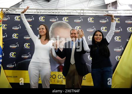 Caracas, Venezuela. Mai 2024. Maria Corina Machado (l-r), Oppositionsführerin, Edmundo Gonzalez Urrutia (r), Oppositionskandidat bei den bevorstehenden Präsidentschaftswahlen, und Delsa Solorzano, Vorsitzende der Encuentro Ciudadano-Partei, winken während einer Veranstaltung vor Unterstützern. Die Präsidentschaftswahlen in Südamerika werden am 28. Juli stattfinden. Hinweis: Pedro Rances Mattey/dpa/Alamy Live News Stockfoto