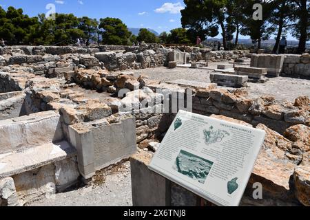 Blick auf den Ostflügel Komplex auf einem Hügel mit Grundmauern Grundfund des Palastes von Phaistos Siedlung aus minoischer Zeit, in der Stockfoto