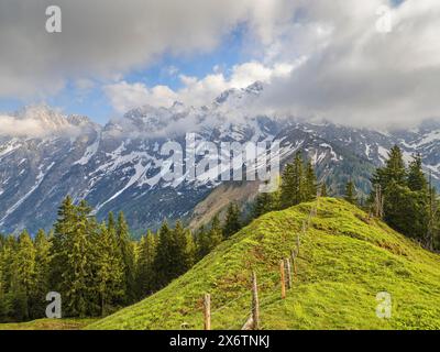 Blick auf den Hohen Goell vom Ahornbuechsenkopf, Berge im Nebel, schneebedeckte Berge, Rossfeld Panoramastraße, Rossfeld, Berchtesgaden Stockfoto