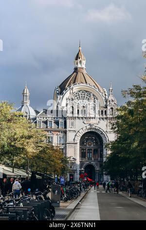 Antwerpen, Belgien - 22. Oktober 2023: Bahnhof Antwerpen-Centraal, sehr berühmter und schöner Bahnhof in Antwerpen, Belgien. Stockfoto