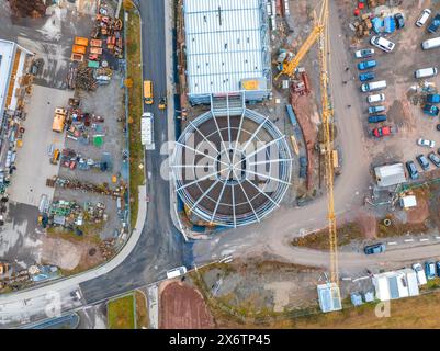 Luftaufnahme einer großen Baustelle mit Gebäuden, einem Hochkran, vielen Fahrzeugen und Straßen, Baustelle eines neuen Krankenhauses, Calw Black Stockfoto