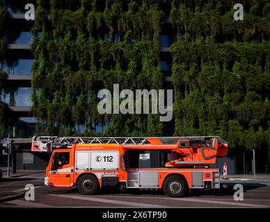 CS DLA-K 23-12 Magirus Luftleiter auf Atego, Feuerwehr Stuttgart, klimaneutrale Fassadenbegrünung auf Neubau, Bürogebäude CMS Stockfoto