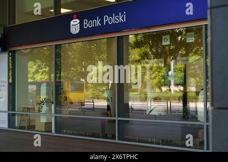 Breslau, Polen - 4. August 2023: Eine PKO Bank Polski Filiale mit Geldautomaten und Glasfenstern ist an einem klaren, sonnigen Morgen in urbaner Umgebung abgebildet. Die Stockfoto