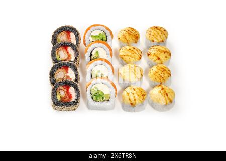 Set mit Sushrollen mit Garnelen, Tobiko, Lachs und gebratenem Käse Stockfoto