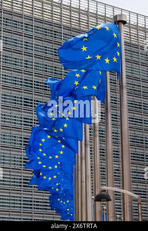 Europa Quartier in Brüssel Europafahnen vor dem Berlaymont-Gebäude in Brüssel. Dieses Geäbude ist der Sitz der Europäischen Kommission. Es liegt am den Robert-Schuman-Kreisel in Laufweite vom Europaparlament. Brüssel Brussel-Wetstraat Region Brüssel-Hauptstadt Belgien *** Europäisches Viertel in Brüssel Europäische Flaggen vor dem Berlaymont-Gebäude in Brüssel dieses Gebäude ist Sitz der Europäischen Kommission es befindet sich am Robert-Schuman-Verkehrskreis, nur wenige Gehminuten vom Europäischen Parlament Brüssel Brussel Wetstraat Region Brüssel entfernt Hauptstadt Belgien 20240514-6V2A5231 Stockfoto