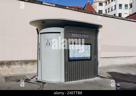 Berühmte Pariser Toiletten auf den Straßen Stockfoto