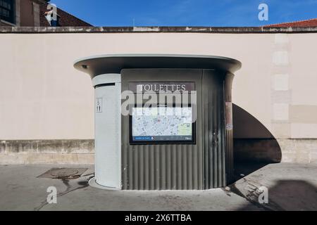 Berühmte Pariser Toiletten auf den Straßen Stockfoto