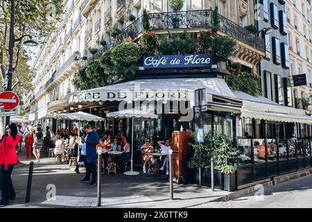 Paris, Frankreich - 1. Oktober 2023: Fassade des berühmten Restaurants Cafe de Flore am Boulevard Saint-Germain Stockfoto