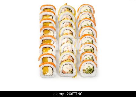 Set mit Uamaki-Brötchen mit Lachs, Krabben, Käse und Mango Stockfoto