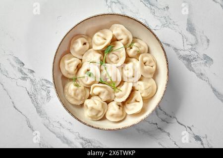 Prall frisch gekochte Teigtaschen mit pikanter Füllung in einer Schüssel Stockfoto