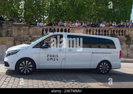 Montpellier, Frankreich. 13. Mai 2024. Ein Auto mit dem Logo der Olympischen Spiele 2024 fährt auf der Promenade du Peyrou entlang und begleitet die Fackelträger Stockfoto