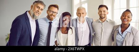 Gruppenporträt erfolgreicher Geschäftsleute, die sich nahe beieinander stellen Stockfoto