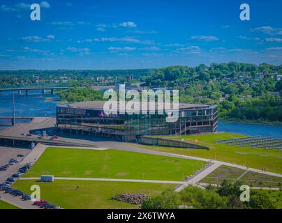 Zalgiris Arena, Kaunas. Luftdrohnenfoto. Die größte Hallensportarena Litauens und der Baltischen staaten befindet sich auf der Insel Nemunas Stockfoto