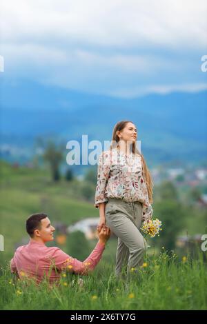 Liebevolles Paar, das sich sanft auf dem Feld umarmt Stockfoto