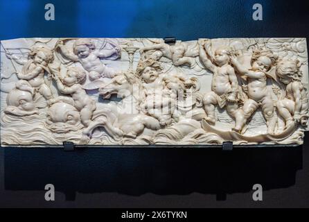 Muschelboot mit Säuglingsmeernymphen gezeichnet von einem Hippocamp und Delfinen, Master of Martydoms os St. Sebastian, Wien, 1657, Elfenbein, Amsterdam, Niederlande. Stockfoto