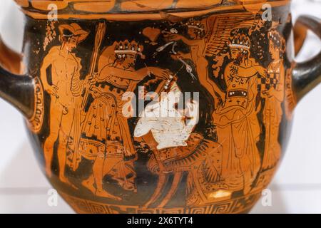 Griechischer rotfiguriger Glockenkrater, 4. Jahrhundert v. Chr., Ategua, xiberische Kultur, Iberisches Museum von Jaén, Andalusien, Spanien. Stockfoto