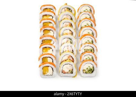 Set mit Uamaki-Brötchen mit Lachs, Krabben, Käse und Mango Stockfoto