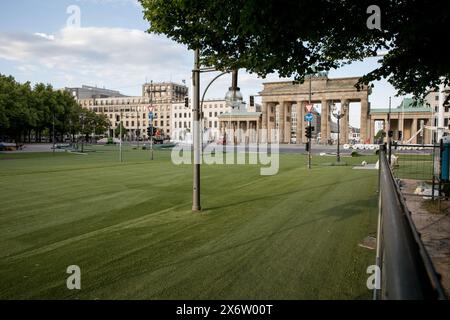 Die Vorfreude auf die UEFA Euro 2024 steigt, und nirgendwo ist dies deutlicher als am Brandenburger Tor am 16. Mai 2024 in Berlin. In einem beispiellosen Umbau wurde auf der ikonischen Straße des 17 ein riesiger Kunstrasen angelegt. Juni, um eine grüne Oase zu schaffen, an der Tausende von Autos in der Regel vorbeifahren. Die Fanzone, in der eine der größten Fußballpartys aller Zeiten stattfindet, erstreckt sich über ca. 24.000 Quadratmeter und verfügt über Kunstrasen aus Polypropylen. Dieses ehrgeizige Projekt, das rund 1,2 Millionen Euro kostet, soll Fußballbegeisterten einen lebendigen und komfortablen Raum bieten Stockfoto