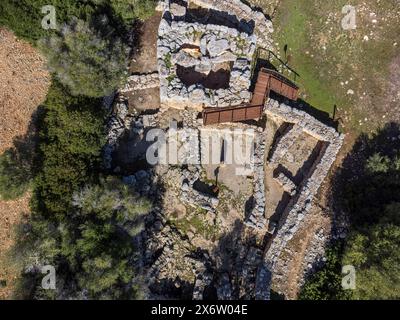 Talaiot und die Doppelhaushälften aus der talaiotischen Ära (Eisenzeit). Hospitalet Vell archäologische Stätte, Mallorca, Balearen, Spanien. Stockfoto