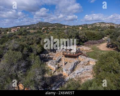 Talaiot und die Doppelhaushälften aus der talaiotischen Ära (Eisenzeit). Hospitalet Vell archäologische Stätte, Mallorca, Balearen, Spanien. Stockfoto