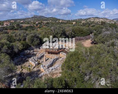 Talaiot und die Doppelhaushälften aus der talaiotischen Ära (Eisenzeit). Hospitalet Vell archäologische Stätte, Mallorca, Balearen, Spanien. Stockfoto