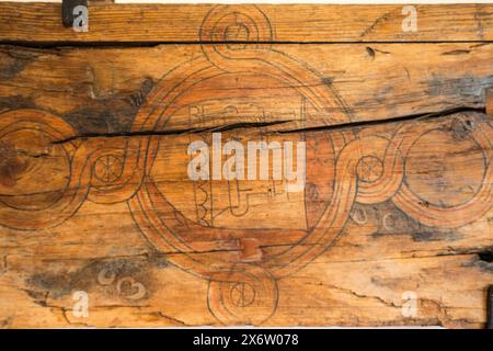 Polychromes Dachpaneel, Mudéjar-Wohnarchitektur, aus dem 14. Bis 15. Jahrhundert. Archäologisches Museum. Úbeda, Provinz Jaén, Andalusien, Spanien. Stockfoto