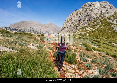Zwei Frauen auf der Route "3 Tausend", Coll dels GATS, Naturgebiet der Serra de Tramuntana, Mallorca, Balearen, Spanien. Stockfoto