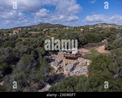 Talaiot und die Doppelhaushälften aus der talaiotischen Ära (Eisenzeit). Hospitalet Vell archäologische Stätte, Mallorca, Balearen, Spanien. Stockfoto