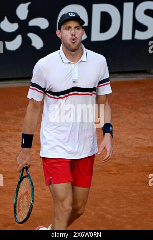 Rom, Italien. Mai 2024. Nicolas Jarry von Chile reagiert während des Spiels gegen Stefanos Trsitsipas von Griechenland beim Internazionali BNL d’Italia 2024 Tennis Turnier im Foro Italico in Rom, Italien am 16. Mai 2024. Quelle: Insidefoto di andrea staccioli/Alamy Live News Stockfoto