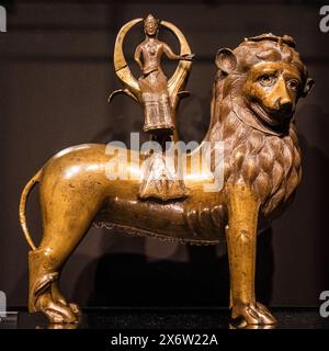 Aquamanile in Form eines Löwen mit einer berittenen weiblichen Figur, 13. Jahrhundert, Amsterdam, Niederlande. Stockfoto