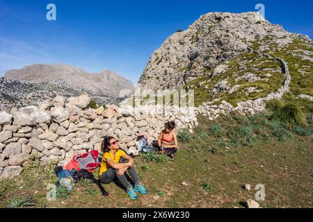 Zwei Frauen auf der Route "3 Tausend", Coll dels GATS, Naturgebiet der Serra de Tramuntana, Mallorca, Balearen, Spanien. Stockfoto