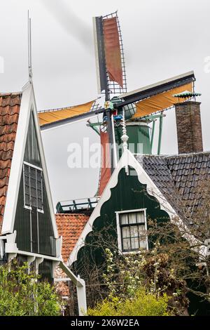 Zaanse Schans, alte traditionelle Mühlen, Gemeinde Zaanstad, Europäische Route des industriellen Erbes, Niederlande. Stockfoto